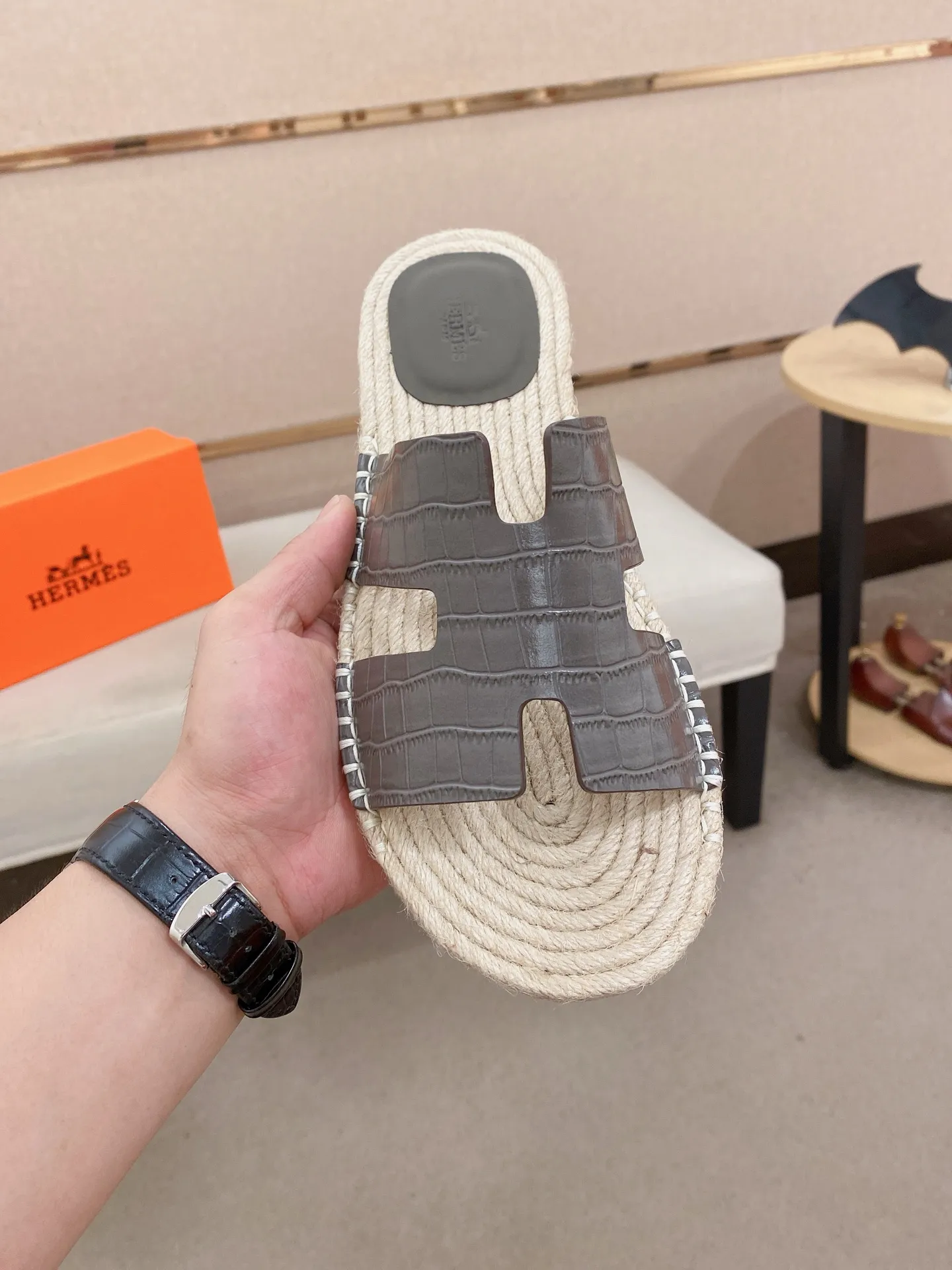 Factory price: 340💰high-end version. "HERMES" Hermès 💁♂️Men's casual slippers, compare the quality at the counter🧚🏿♂️ The upper is made of cowhide leather 🐊crocodile pattern workmanship, purely hand-drawn, raw rubber breathable and non-slip outsole, the inner is breathable and comfortable lambskin, the density is 100% comfortable, the original rubber outsole is wear-resistant and has a code number of 38-44. Can be customized 45-46-47💥🏆